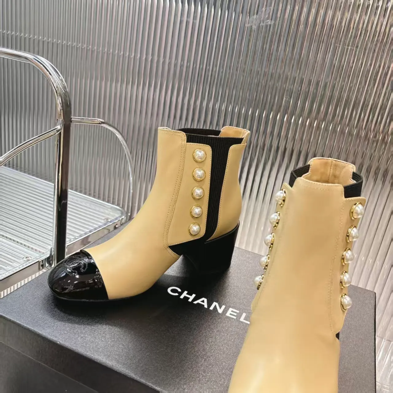 👟👟Ex-factory price 680👟👟 (top version) 𝗖𝗛𝗔𝗡𝗘𝗟𝟐5 years of Chanel𝐅𝐖Must-have for autumn and winter rhombus motorcycle boots Martin boots Xiaoxiangjia's super classic motorcycle boots sweet and cool shape can easily increase the height of the foot and elongate the legs. It is fashionable and fashionable with pearls One-to-one reproduction of the original 👟Material: First-layer cowhide ▪️Heel height: 6.5𝐜𝐦 ▪️Lining: sheepskin ▫️𝐒𝐢𝐳𝐞:𝟑𝟓-𝟒𝟏𝐌(𝟒𝟎, 𝟒𝟏 customization is not returnable) ▪️Sole: original 1:1 molded leather outsole ▫️Color: black, white, apricot (three colors included) ▪️Combined with original full set of packaging📦